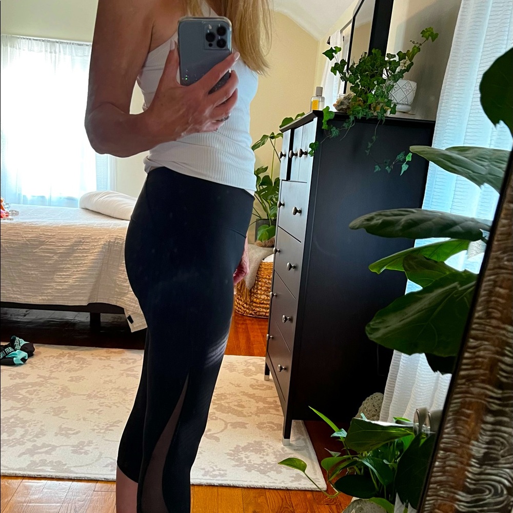 Lululemon cropped tight. Size 6. High waisted with mesh inserts in legs.